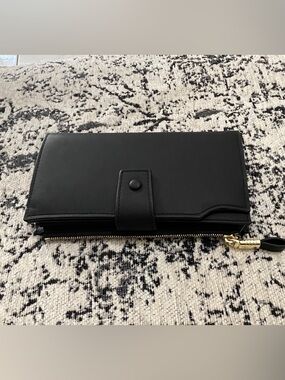 Travelon Black Women's Wallet with Gold Zipper